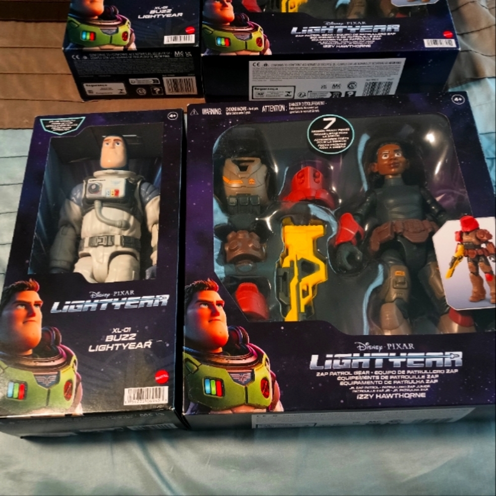 12 inch Buzlightyear and Izzy Hawthorne action figure with battle gear